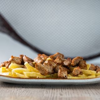 Ración De Patatas Fritas Con Raxo De Pollo