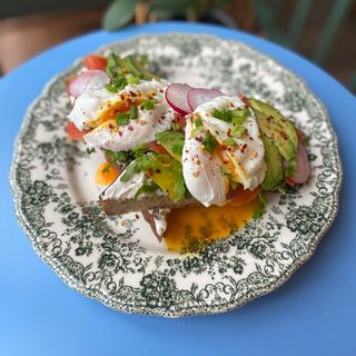 Grzanka z wędzonym łososiem i awokado