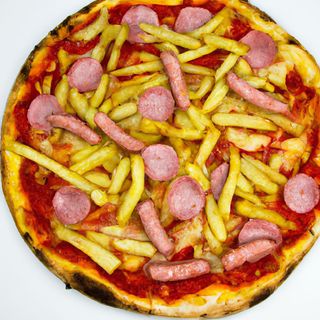 Pizza rossa würstel e patatine