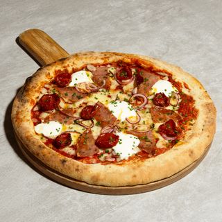 Pizza calabrese con salami y miel picante 