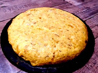 Tortilla de patata, queso de cabra y cebolla caramelizada