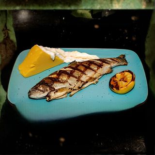 Pastrav la gratar cu mamaliguta si usturoi