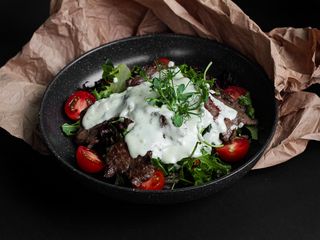 Теплий салат із телятиною (300г)