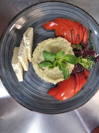 Salată de vinete cu roșii și telemea