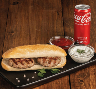 Сандвич с 2 кюфтета + салата Снежанка + Кока Кола Кен