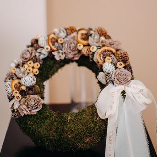 Coronita cu muschi natural si accesorii