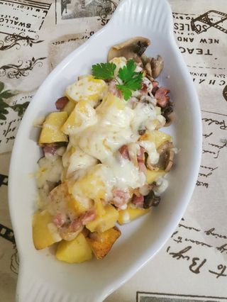 Картофки соте с бекон, гъби и кашкавал (400гр)