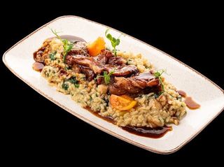 Бавно готвено крехко телешко поднесено с ризото с манатарки и спанак