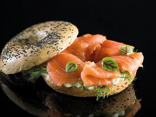 Bagel De Queso Philadelphia, Rúcula Y Salmon Ahumado Benfumat