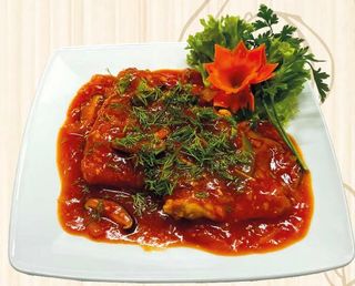 Halibut z czosnkiem, imbirem i pomidorami  350g