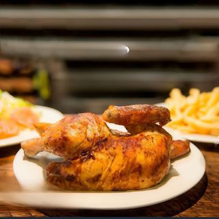 1/2 pollo al carbón con patatas fritas + acompañamiento