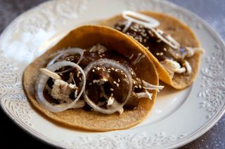 Taco De Mole Con Pollo 3 Ud.