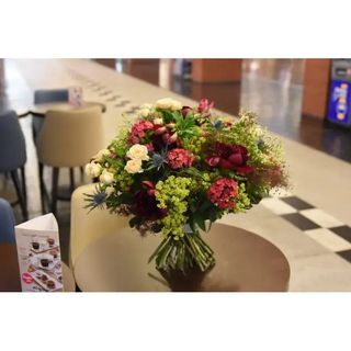 Bukiet z bordową piwonią