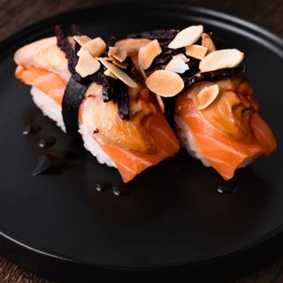 Nigiri Fusion Łosoś, węgorz, suszona śliwka, migdały, słodki sos kabayaki
