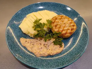 Курячий біфштекс під вершковим соусом,  з картоплею пюре (150/250 г)