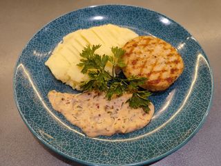 Курячий біфштекс під вершковим соусом,  з картоплею пюре (150/250 г)