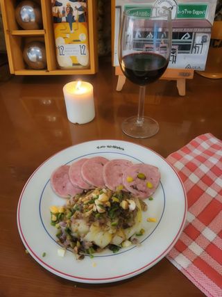 Saucisson De Lyon Pistaché Avec Pommes Persillées