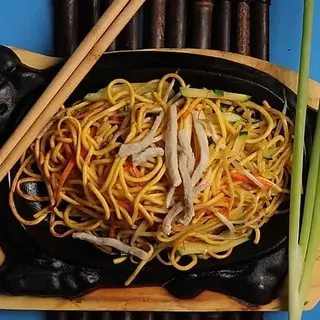 Spaghetti con carne e verdure alla piastra