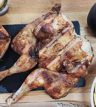 Pollo hecho a la brasa con salsa