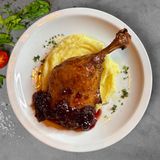 Pulpa de Rata cu Piure de Cartofi si Dulceata de Visine