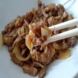 Ternera con cebolla