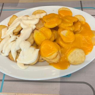 Patatas mitad Brava-Alioli