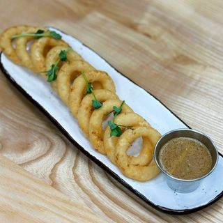 Цибулеві кільця з медово-гірчичним соусом  120 г/50г