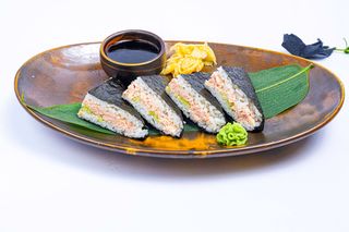Онигири с риба тон