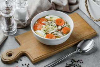 Бульйон з куркою та домашньою пастою