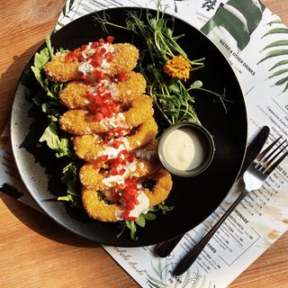 Кальмари у фритюрі з вершково-сирним соусом (330/40г)