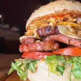 Hamburguesa De Chuleta y papas fritas