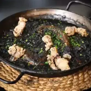 Paella de arroz negro