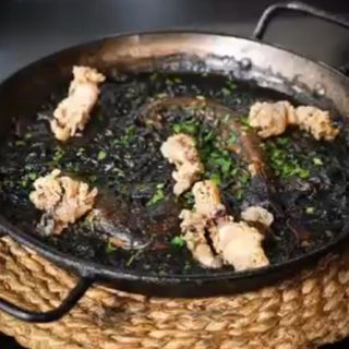 Paella de arroz negro