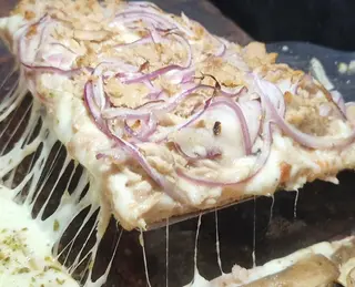 Pizza De Atún Y Cebolla (Porción)