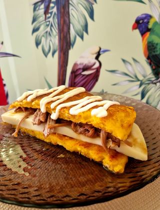 Cachapa con cerdo Deshebrado