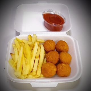 Pohovane pileće KUGLICE punjene sirom u porciji 