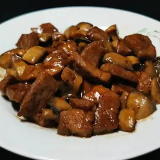 55. Ternera Con Champiñones