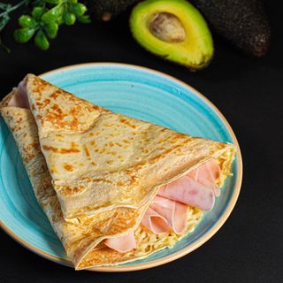 Crepe de jamon y queso + gofre con un topping