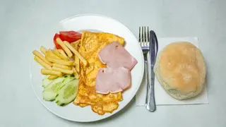 Omlet sa pečenicom
