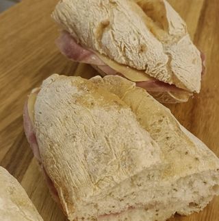 Bocadillo de Jamón y queso (gallega)