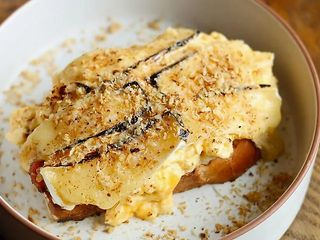 Сирний тост зі скремблом