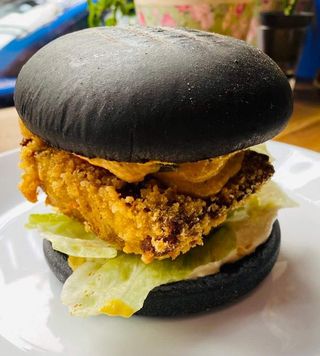 11.Бургер с мариновано, запечено темпе