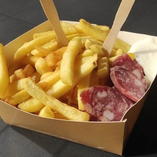 Vaschetta grande con patatine fritte, salsiccia sarda secca dolce e crema di pecorino sardo