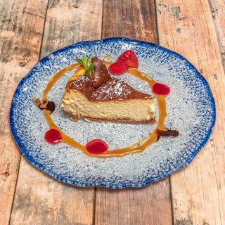 Tarta de queso del valle de Narcea con confitura de frutos rojos.