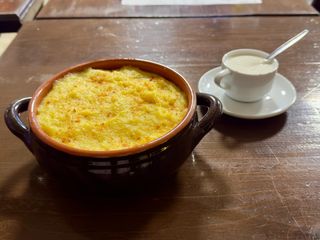 Mamaliga cu brânză și smântână