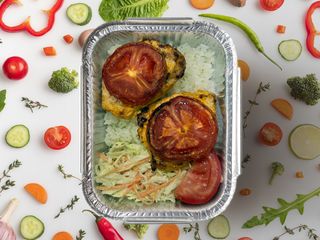 Фирменная индейка с томатами и соусом из аджики с гарниром