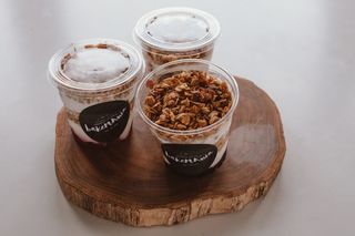 Granola, jogurt grecki, owoce