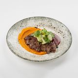Фермерская говядина с морковным пюре