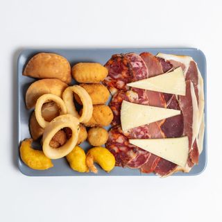 Tapa De Entremeses Fríos Y Calientes (1/2 Ración)