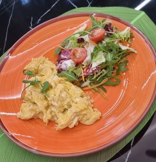 Oua scrob cu telemea  de vaca